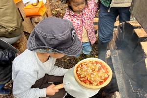 ピザ窯でピザ焼き体験
