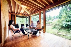 森と水と焚火の宿